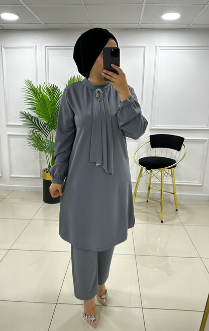 Taş Broşlu Şık İkili Takım Özel Fiyatı ile Stoklarda Ürün Kodu: 7131