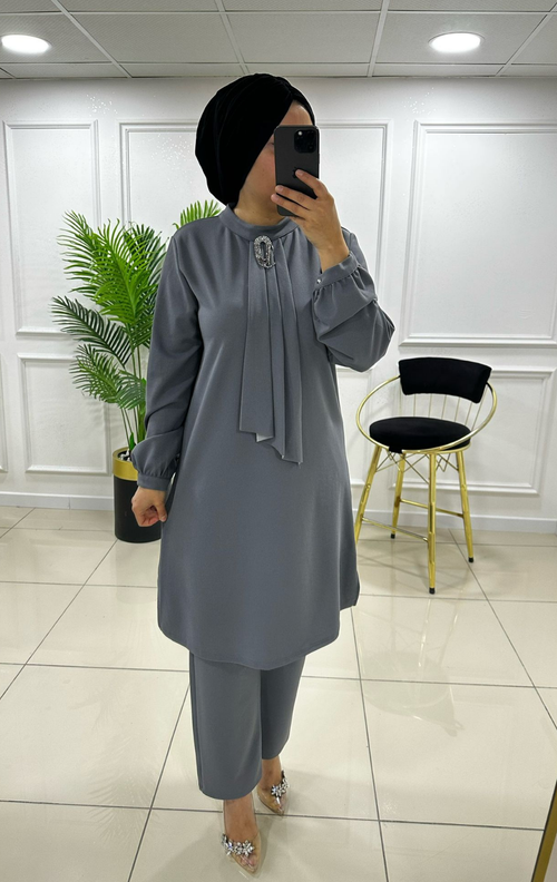 Taş Broşlu Şık İkili Takım Özel Fiyatı ile Stoklarda Ürün Kodu: 7131